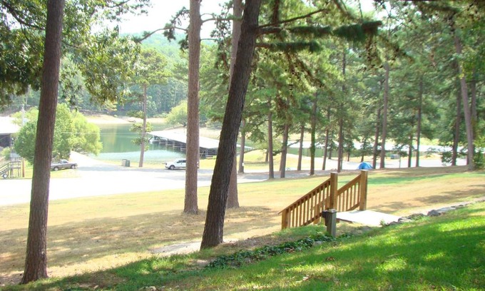 Mount Ida Hotel | Mountain Harbor King Guest Room on Lake Ouachita
