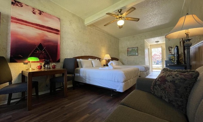 Mount Ida Hotel | Mountain Harbor King Guest Room on Lake Ouachita
