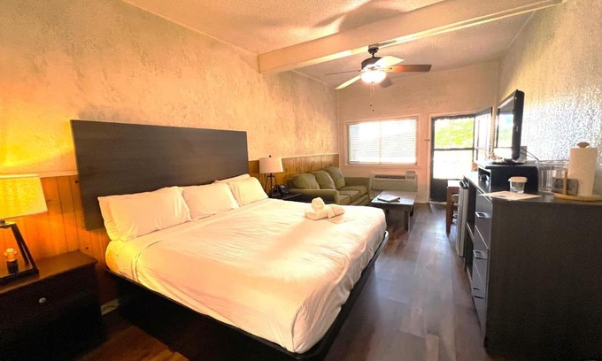 Mount Ida Hotel | Mountain Harbor King Guest Room on Lake Ouachita