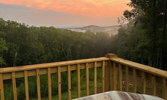 Unaka Cabin | Mountain Home with Views for Miles!