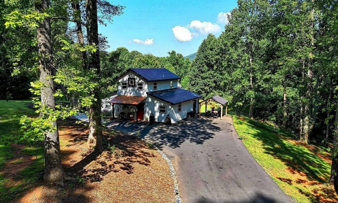 Young Harris House | Mountain/Lake Escape in Lake Chatuge