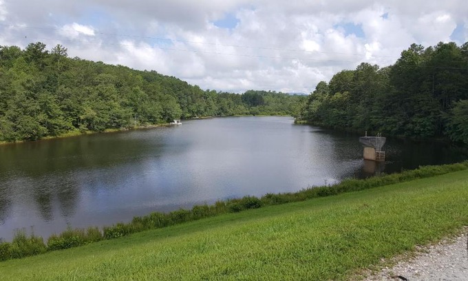 Dawsonville House | Mountain Lake Lodge 2600sq ft house on the lake with boat and 2 kyaks