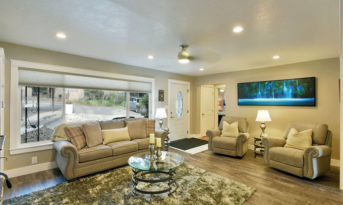 Dunsmuir House | Mountain Oaks Lodge hot tub and mountain adventure