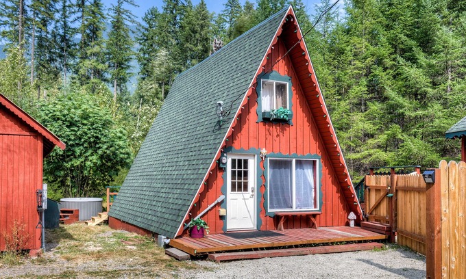 Skykomish Cabin | Mountain Play Chalet w/hot tub & grill- epic hikes, waterfalls, & more, pets too!