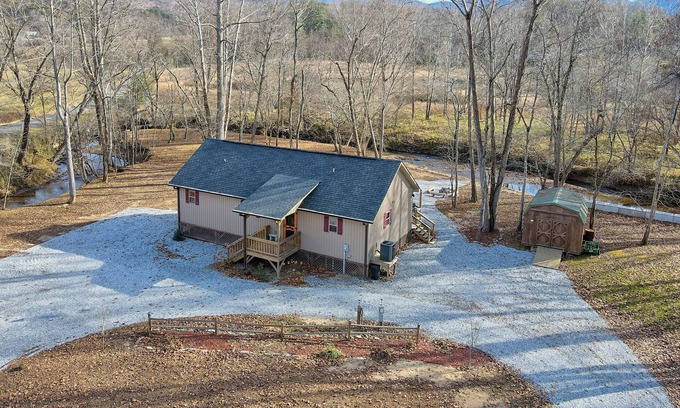 Young Harris Cabin | MOUNTAIN & RIVER VIEW, HOT TUB, FIREPLACES & FIRE PIT, WIFI, DOGS Ok, TV's