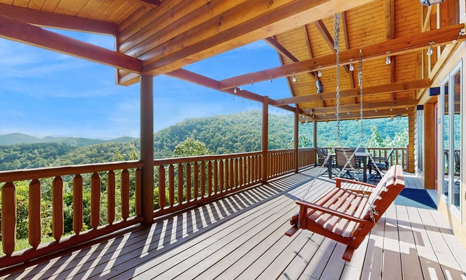 Franklin Cabin | Mountain Top Cabin with Fireplace, Central A/C, Full Kitchen, and WIFI