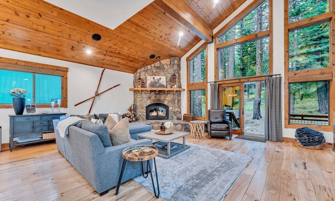 Pla-Vada Woodlands House | Mountain-Top Chalet Near Skiing with Hot Tub