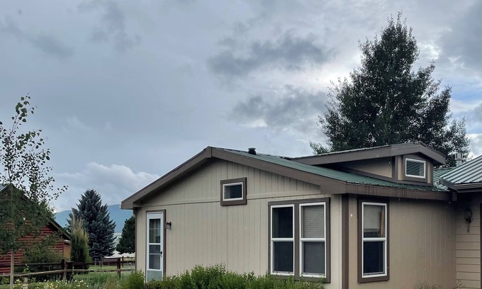 Eagle Nest House | Mountain Valley View