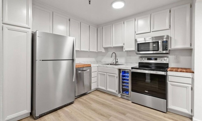 The Crossings Apartment | Mountain View 2BR/2BA. Prime Location. Pools, Hot tub + BBQ! 30-60 Day Rent. NEW