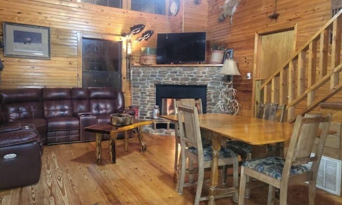 Boswell Cabin | Mountain View Creekside Cabin on 12 Acres.