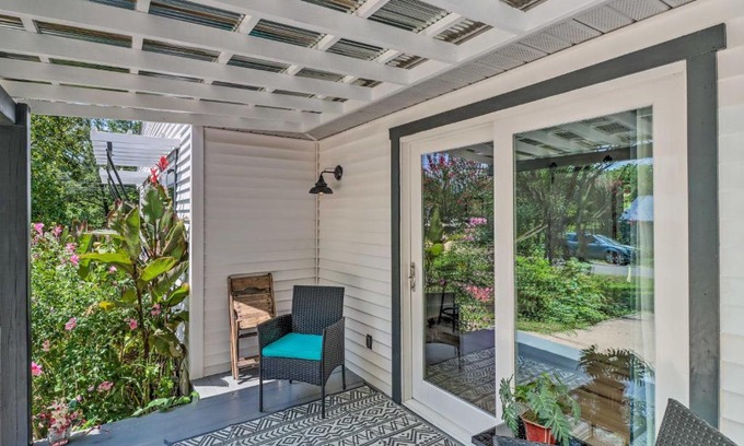 Mountain View House | Mountain View Home Steps to Amphitheater Park