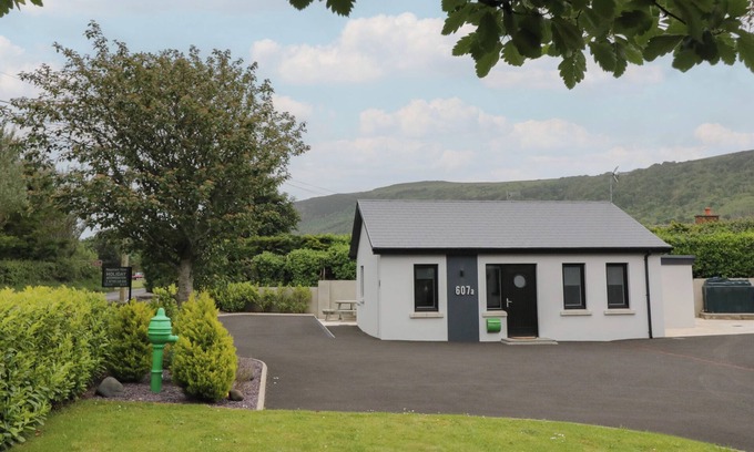 Limavady Cottage | MOUNTAIN VIEW, with a garden in Castlerock