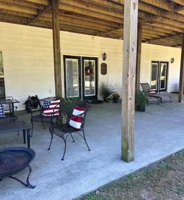 Silver Creek House | Mountain Views 5 Queen Bedrooms WiFi FirePit BBQ