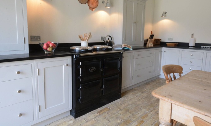 Ipswich Cottage | MOUSEHALL BARN, FLOWTON, pet friendly, with open fire in Hadleigh