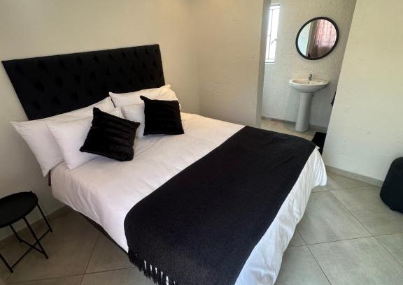 Elias Motsoaledi Bed & Breakfast | Mphagahle B&B