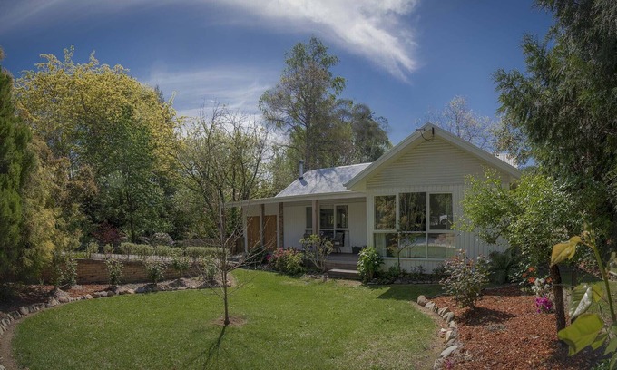 Bright Cottage | Mrs Simpson Cottage in Norala Garden