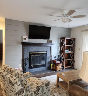 West Dover Apartment | Mt Snow Condo with Pool Mountain Views Half Mile to Mtn