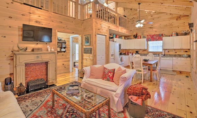 Fort Payne Cottage | Mtn Abode w/ WiFi, 2 Mi to Little River Canyon!