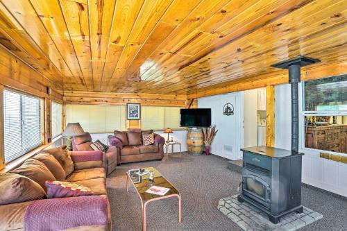 Redding House | Mtn Gate Guest House about 6 Mi to Shasta Lake!