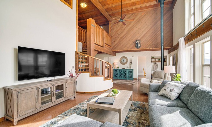 Lakeview House | Mtn & Golf Course View: Oregon Outback Getaway!