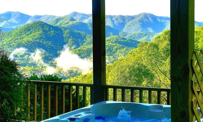 Bryson City Cabin | Mtn Top Cabin/Incredible Views/Cathedral Ceilings/WIFI/Hot Tub