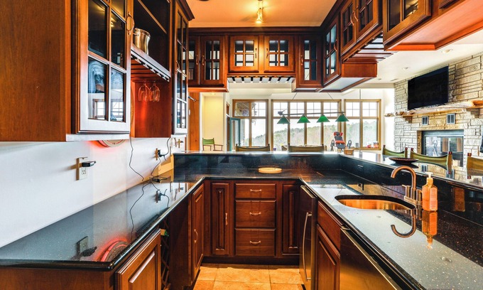 Fairfield Bay Cottage | Mtn-view Shirley Pool House: Pets Welcome!