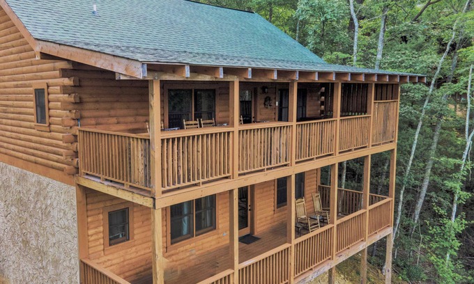 Gatlinburg - Pigeon Forge Cabin | Mtn Views! Pool Table, Hot Tub, Air Hockey & Free Access to Pool, Golf, Fishing
