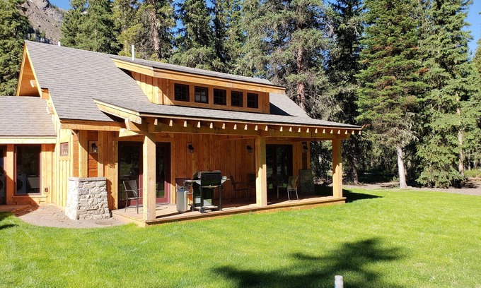 Cooke City-Silver Gate Cabin | MTNLUX Guest House Creekside Sauna and Hot tub