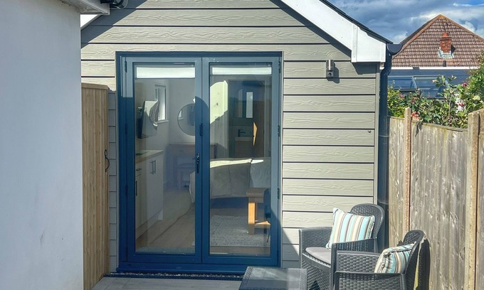 Mudeford Cabin | Mudeford Retreat—Peaceful & Perfectly Located