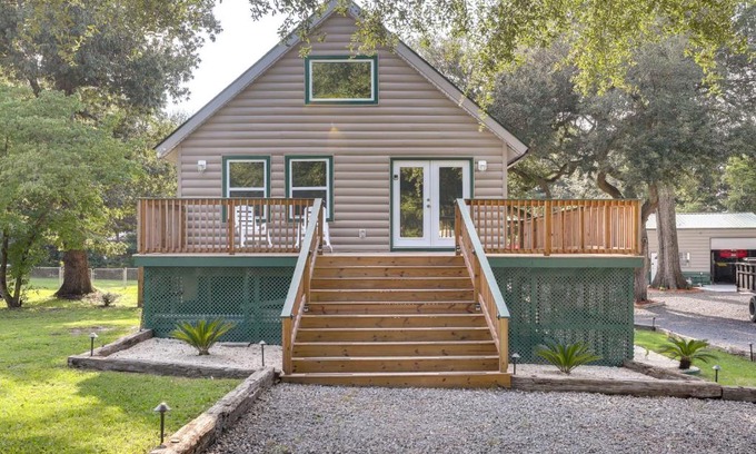 Russellville House | Multi-Level Bonneau Cabin Walk to Lake!