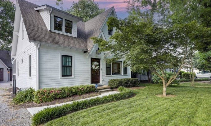 Franklin House | Murals + Design Details Walkable to Franklin
