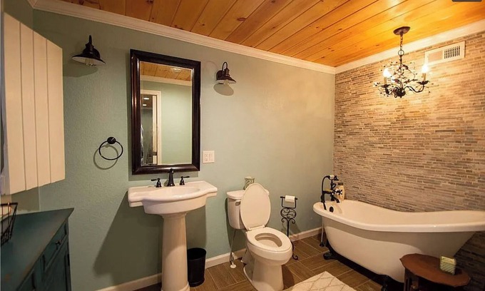 Unaka House | Murphy Mountain House - Creeks, Firepits & High Speed Internet!