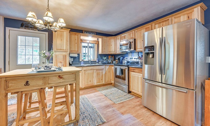 Almo Cabin | Murray Cabin w/Hot Tub: Walk to Kentucky Lake!