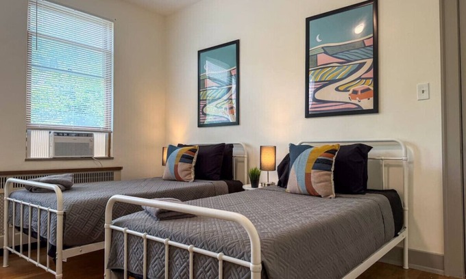 Duquesne House | MUST SEE! Pittsburgh Mansion: 10 Bedrooms, 20 Beds