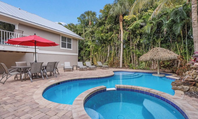 Holmes Beach House | My Big Fat Beach House: Putt-Putt, Ping Pong, Heated Pool, Hot Tub