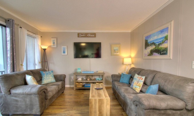 Myrtle Beach Condo | Myrtle Beach Resort 2BR Oceanview Condo with Pools & Waterpark Access