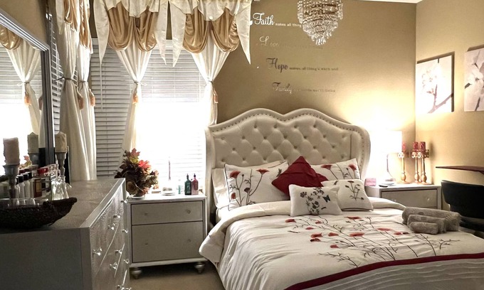 Tracy House | Nabor(6) cozy comfortable adorable stand-alone with private bathroom