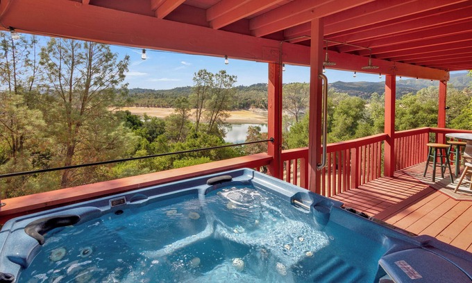 Oak Shores House | Naci Lakeview Retreat - Spa and Game Room!