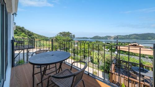 Tanghang-ri House | Namhae Ryu&Lee Pet Pension