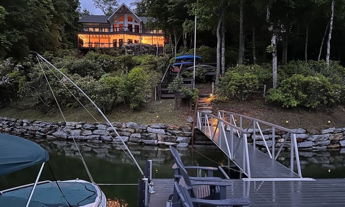 Topton House | Nantahala Getaway-Lakefront -mountain views. Firepit,Generator, wifi - STARLINK