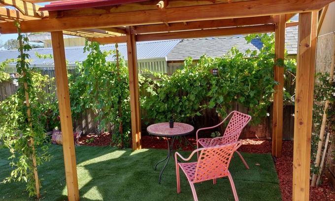 Livermore Apartment | Napa Suite: French Grape Vine Garden