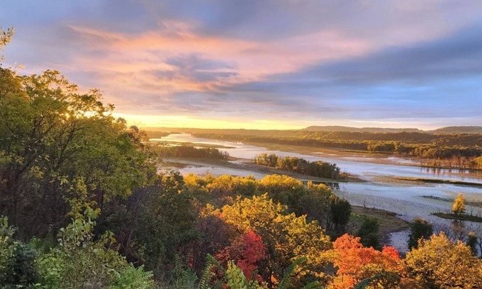 Cassville Cabin | nBeautiful, Spacious Wisconsin Log Cabin Lodge With Breathtaking Water Views!
