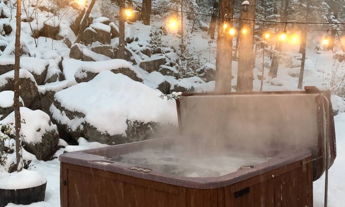 Lyons Cabin | nCozy retreat with a starlit hot tub, fire pit, fireplace & treehouse near RMNP.