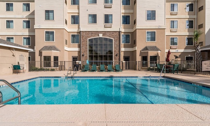 Oak Condo | Near Amusement Parks + Beaches | Outdoor Pool