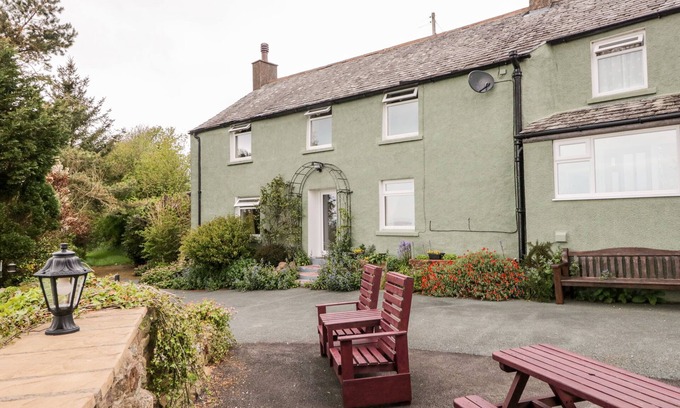 Waberthwaite Cottage | NEAR BANK COTTAGE, pet friendly, with hot tub in Waberthwaite