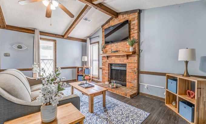 Ellendale House | Near Dining & MEM - Hickory Hill Home