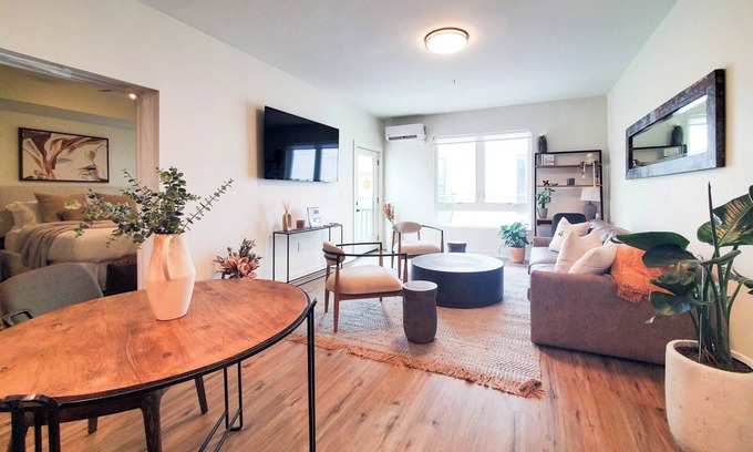 Franklin Park Apartment | Near downtown Columbus with WiFi, AC, fitness room, restaurants, and parks.