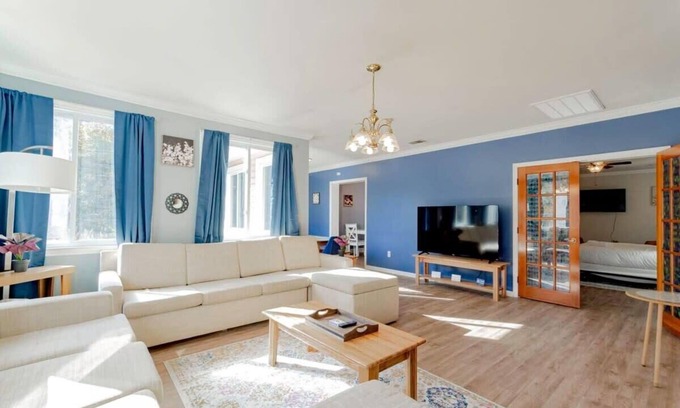 Columbia House | Near Downtown & On the Water! Sweet Retreat!