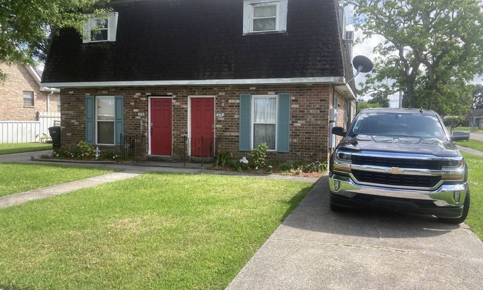 Chalmette House | NEAR FRENCH QUARTER - 2 Bedroom Townhouse, SAFE neighbornood