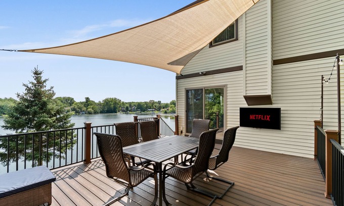 West Bend House | Near Milwaukee - Sleeps 12 - Add The Pontoon